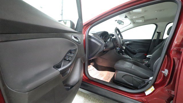 Used 2016 Ford Focus SE w/ SE Cold Weather Package FWD image 9