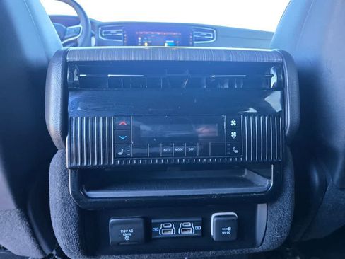 Used 2024 Jeep Wagoneer L Series II w/ Flexible Seating Group AWD/4WD image 13
