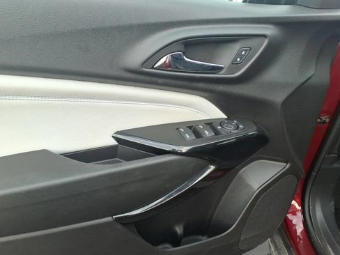 Used 2025 Chevrolet Trax LT FWD image 9