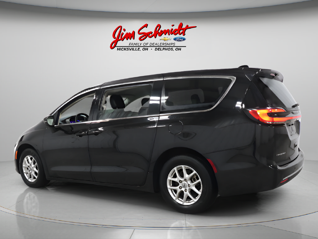 Used 2024 Chrysler Pacifica Touring-L FWD image 4
