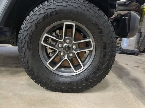 Used 2025 Jeep Gladiator Mojave w/ Convenience Group image 10