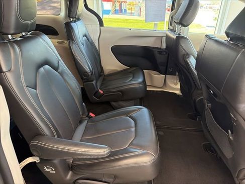 Used 2023 Chrysler Pacifica Touring-L FWD image 11