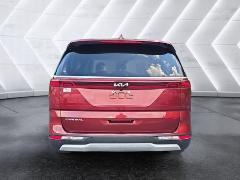 Used 2023 Kia Carnival LX FWD image 4