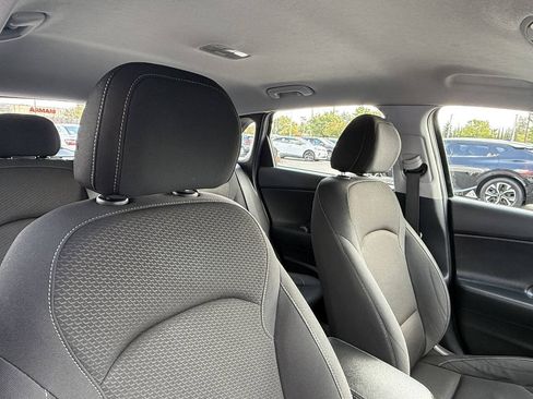 Used 2018 Hyundai Elantra GT FWD image 15