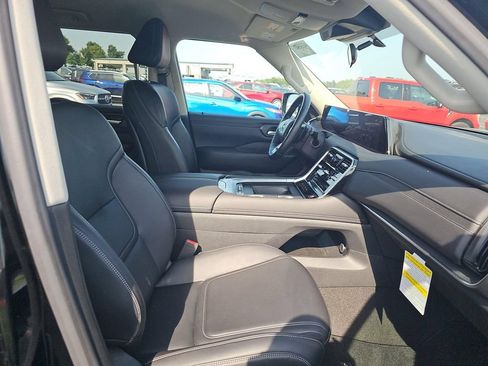 Used 2025 Nissan Armada SV AWD/4WD image 12