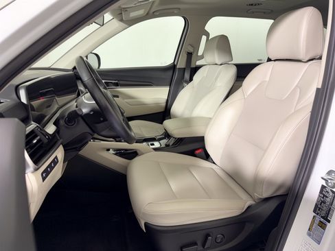 Used 2025 Kia Telluride S FWD image 5