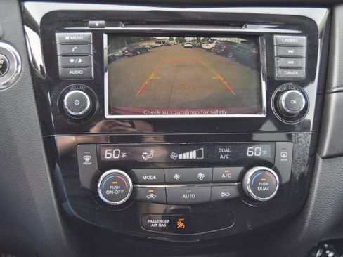 Used 2018 Nissan Rogue SV AWD/4WD image 25