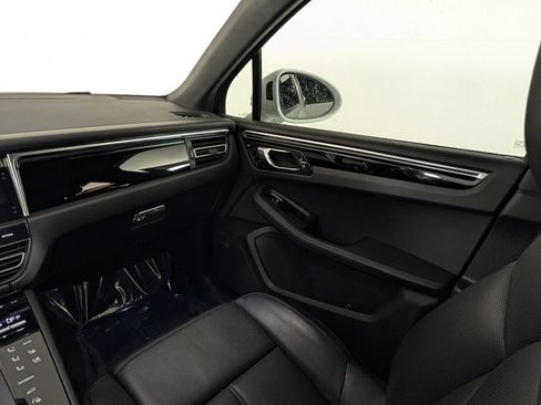 Certified 2022 Porsche Macan AWD/4WD image 23
