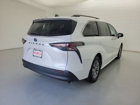 Used 2025 Toyota Sienna XLE FWD image 5