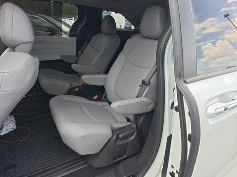 Used 2026 Toyota Sienna XLE FWD image 9