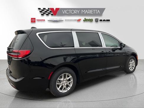 New 2026 Chrysler Pacifica Select image 5