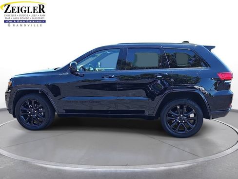 Certified 2022 Jeep Grand Cherokee Laredo X AWD/4WD image 8