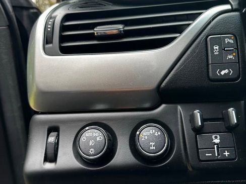 Used 2019 Chevrolet Suburban LT image 18