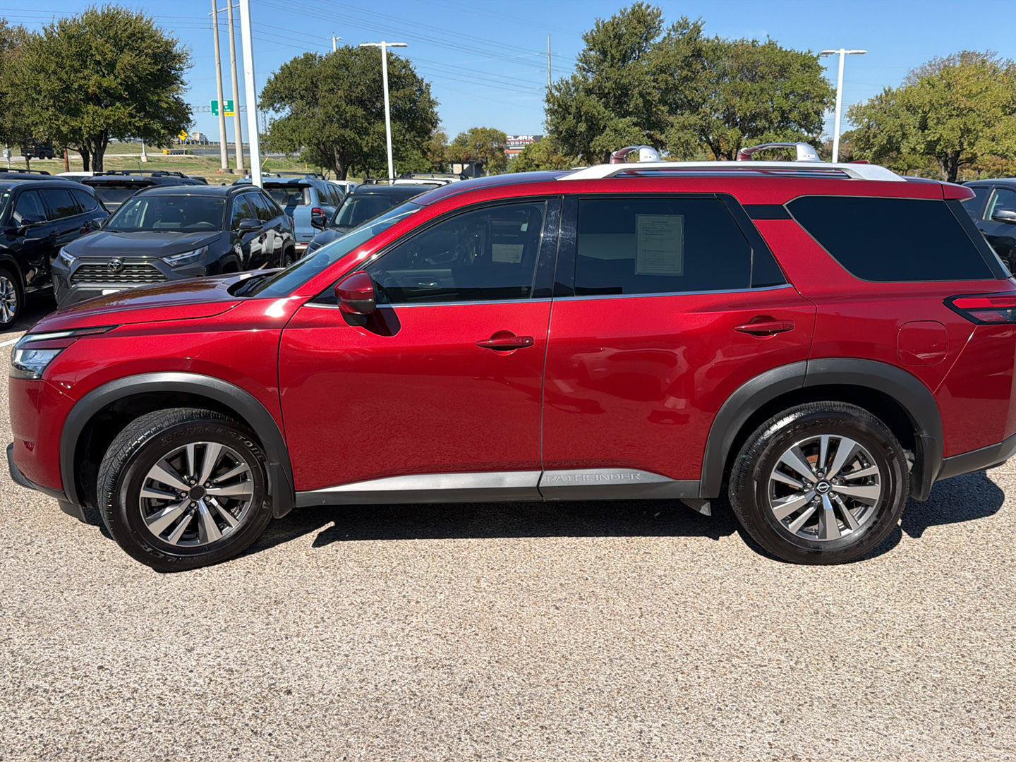 Used 2023 Nissan Pathfinder SL w/ Black Appearance Package AWD/4WD image 6
