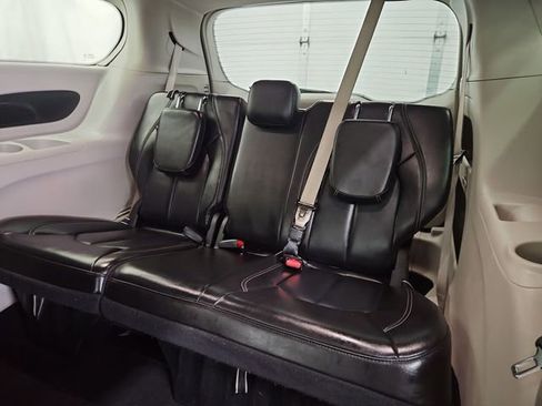 Used 2023 Chrysler Pacifica Touring-L image 39