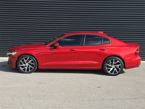 Used 2020 Volvo S60 T5 Momentum image 2