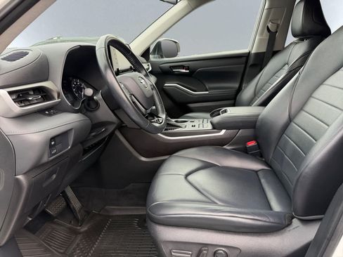 Used 2021 Toyota Highlander XLE AWD/4WD image 7