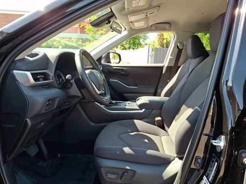 Used 2025 Toyota Highlander LE AWD/4WD image 14