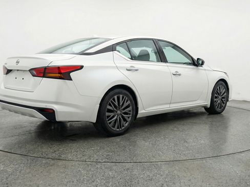 Used 2025 Nissan Altima 2.5 SV FWD image 9