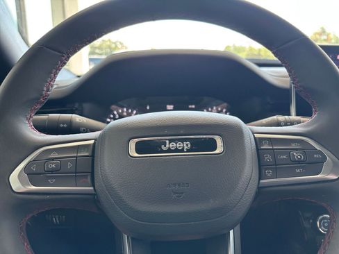 Used 2025 Jeep Compass Trailhawk w/ Trailer Tow Group AWD/4WD image 28