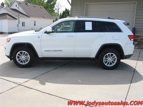 Used 2019 Jeep Grand Cherokee Laredo AWD/4WD image 28