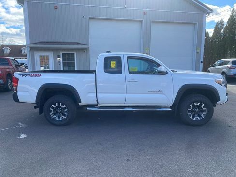 Used 2017 Toyota Tacoma TRD Off-Road image 4