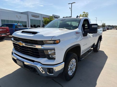 Used 2025 Chevrolet Silverado 2500 LT AWD/4WD image 9