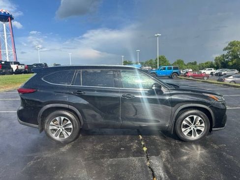 Used 2021 Toyota Highlander XLE AWD/4WD image 2