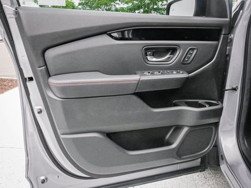 Used 2025 Honda Pilot TrailSport image 14