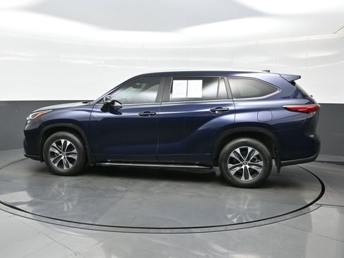 Used 2023 Toyota Highlander XLE AWD/4WD image 3