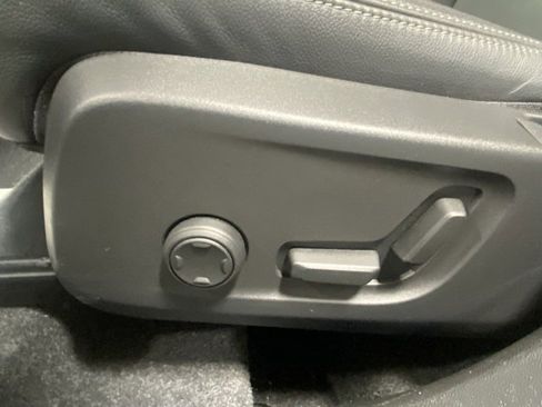 Used 2025 Volvo XC40 B5 Plus image 12