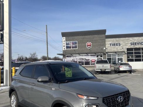 Used 2022 Hyundai Venue SE image 1