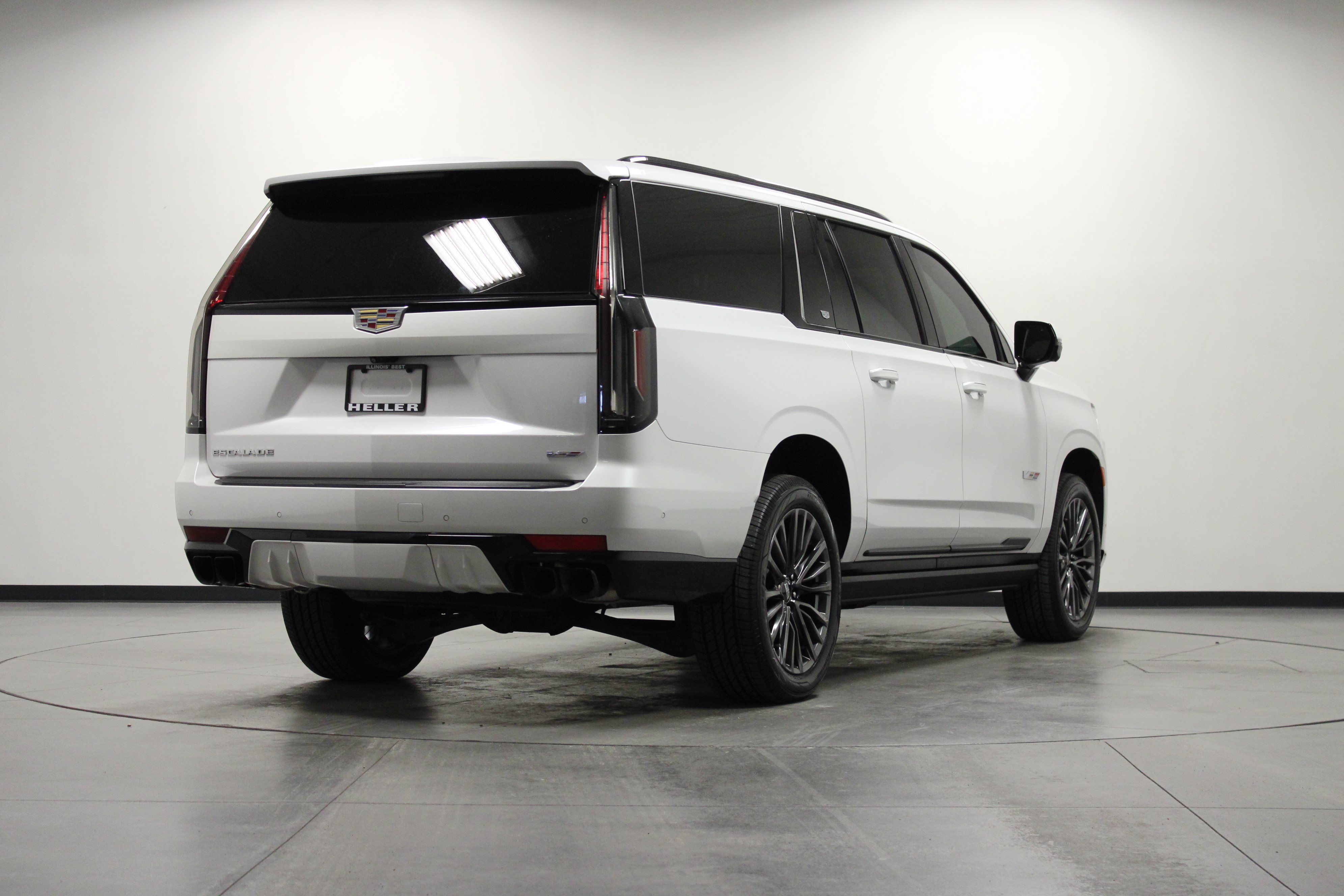 Used 2023 Cadillac Escalade ESV V w/ Heavy-Duty Trailer Package AWD/4WD image 4