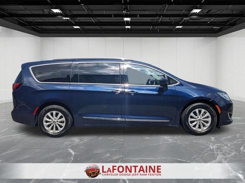 Used 2018 Chrysler Pacifica Touring-L Plus FWD image 6