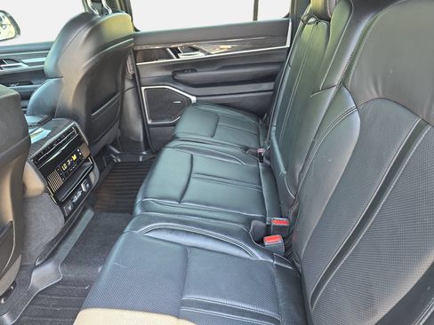 Used 2022 Jeep Wagoneer Series III AWD/4WD image 14
