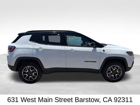 Used 2025 Jeep Compass Trailhawk AWD/4WD image 3
