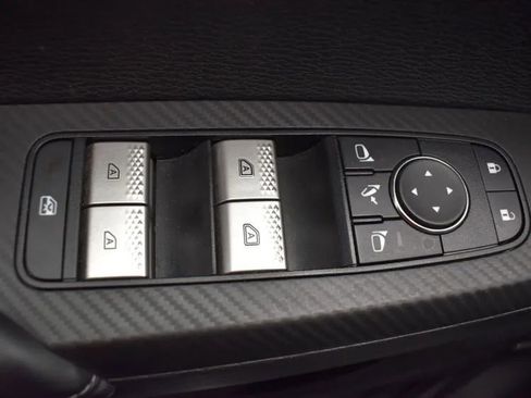 Used 2025 Mitsubishi Outlander SE image 21