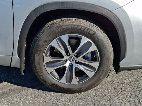 Used 2023 Toyota Highlander XLE image 11