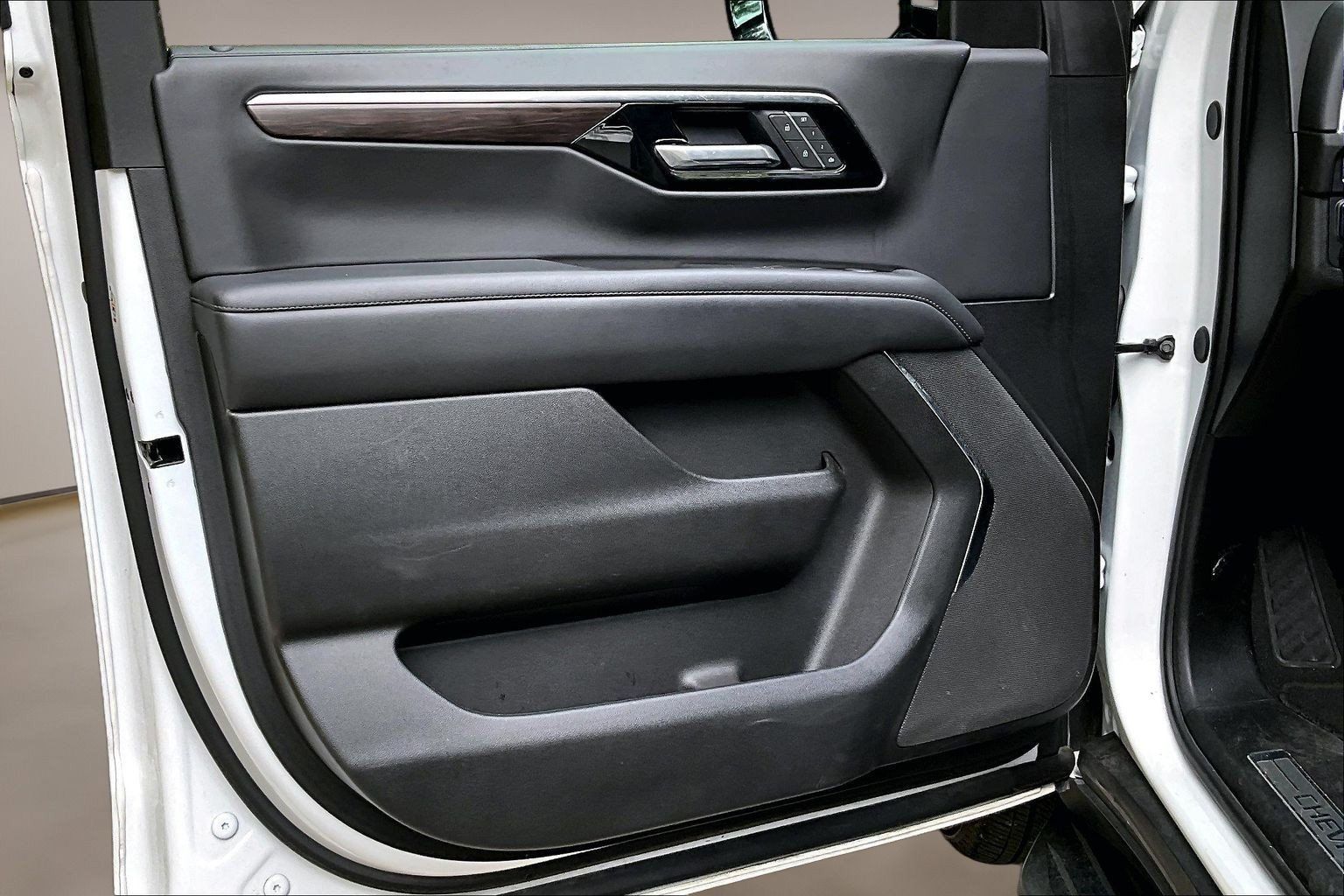 Used 2025 Chevrolet Tahoe LT RWD image 22