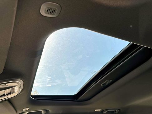 New 2025 Jeep Grand Cherokee Altitude image 9