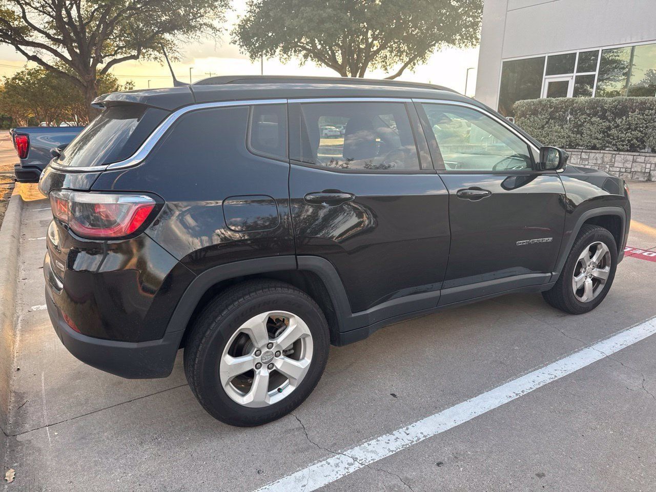 Used 2018 Jeep Compass Latitude w/ Popular Equipment Group AWD/4WD image 3