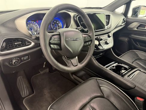 Used 2023 Chrysler Pacifica Limited w/ Uconnect Theater Family Group AWD/4WD image 19