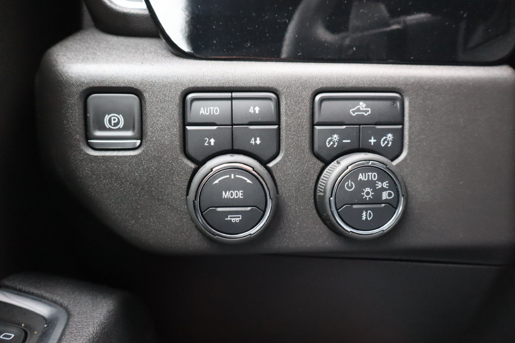 Used 2025 Chevrolet Silverado 1500 LT Trail Boss w/ Dark Appearance Package AWD/4WD image 10