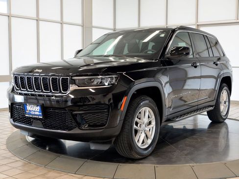 Used 2024 Jeep Grand Cherokee Laredo X AWD/4WD image 4