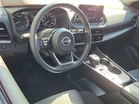 Used 2023 Nissan Rogue SV image 2