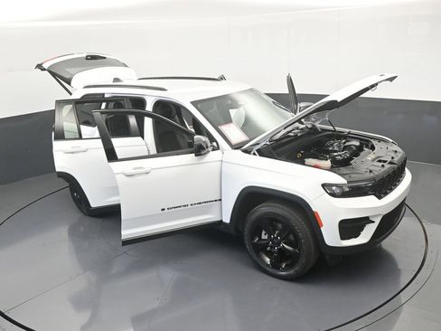 Used 2024 Jeep Grand Cherokee Altitude image 70