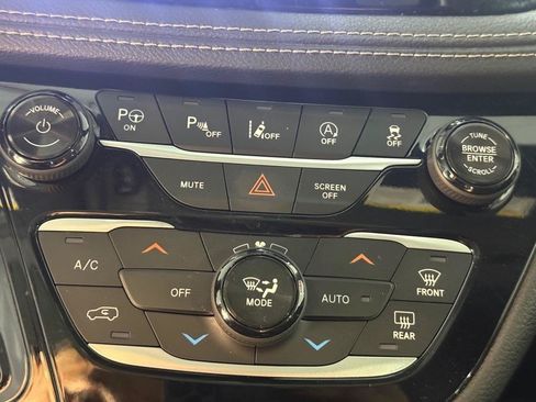 Used 2019 Chrysler Pacifica Limited w/ Advanced Safetytec Group FWD image 17