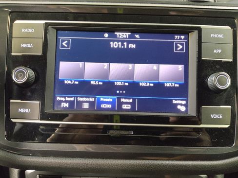 Used 2020 Volkswagen Tiguan S image 25