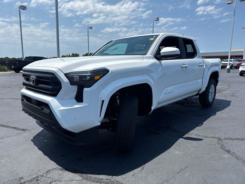 Used 2026 Toyota Tacoma SR5 AWD/4WD image 4