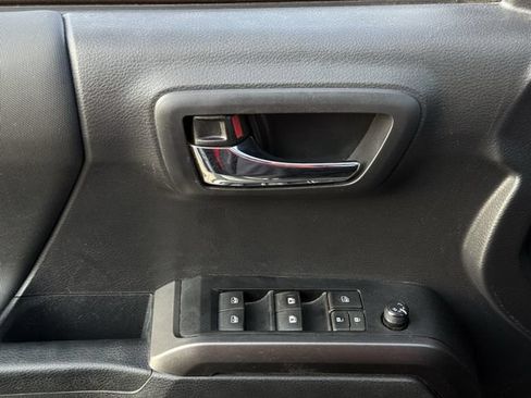 Used 2022 Toyota Tacoma TRD Off-Road AWD/4WD image 24